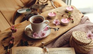 Превью обои чашка, книга, цветы, какао, напиток, свечи