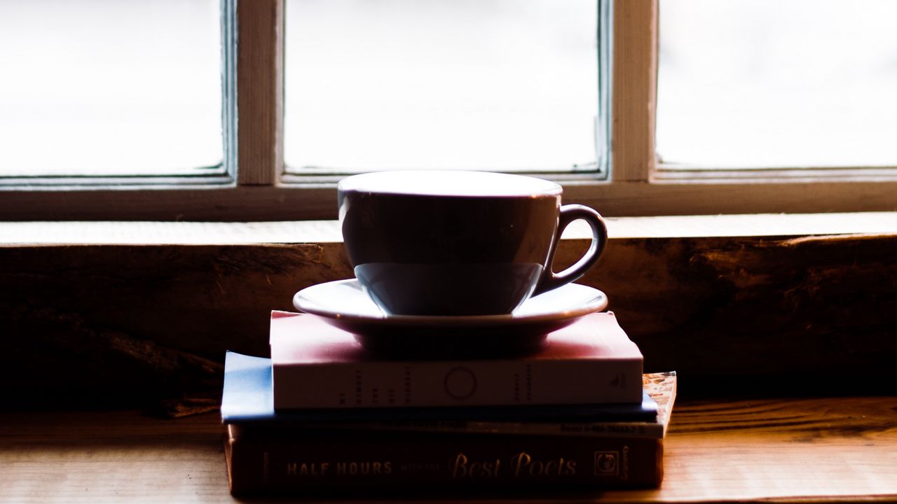 Обои чашка, книги, окно, подоконник, свет