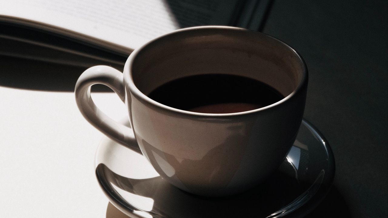 лепс чашка кофе на столе