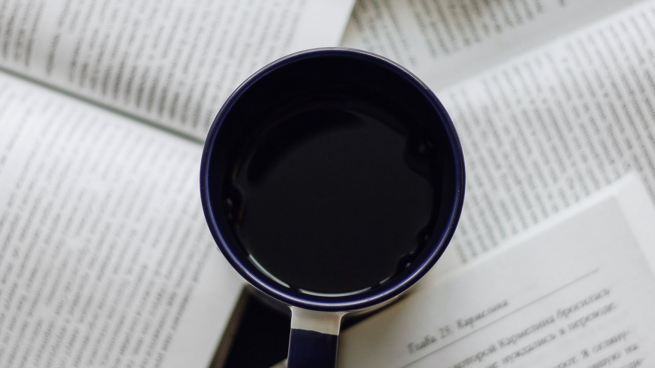 Обои чашка, кофе, книги, текст
