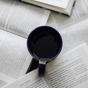 Превью обои чашка, кофе, книги, текст