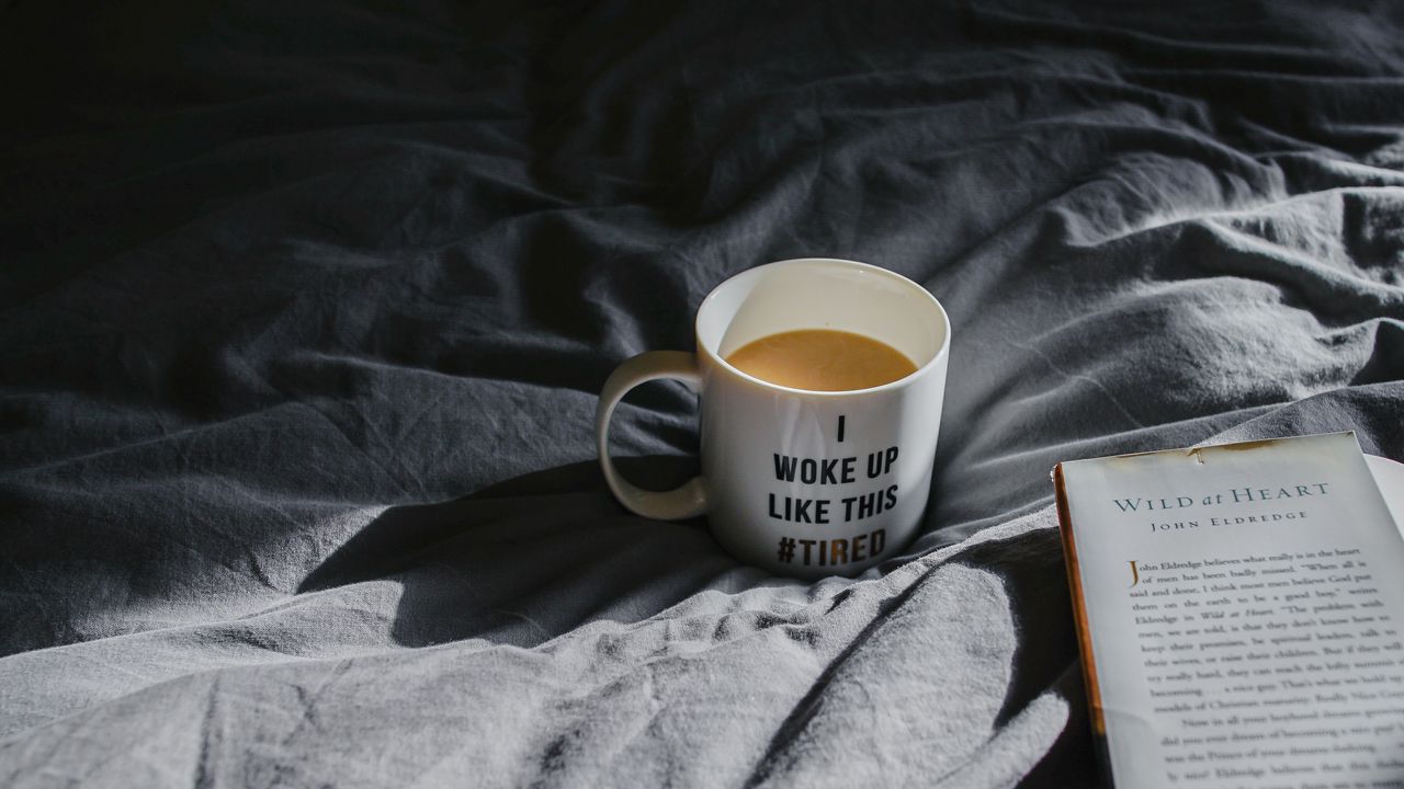 Обои чашка, кофе, надпись, фраза, постель