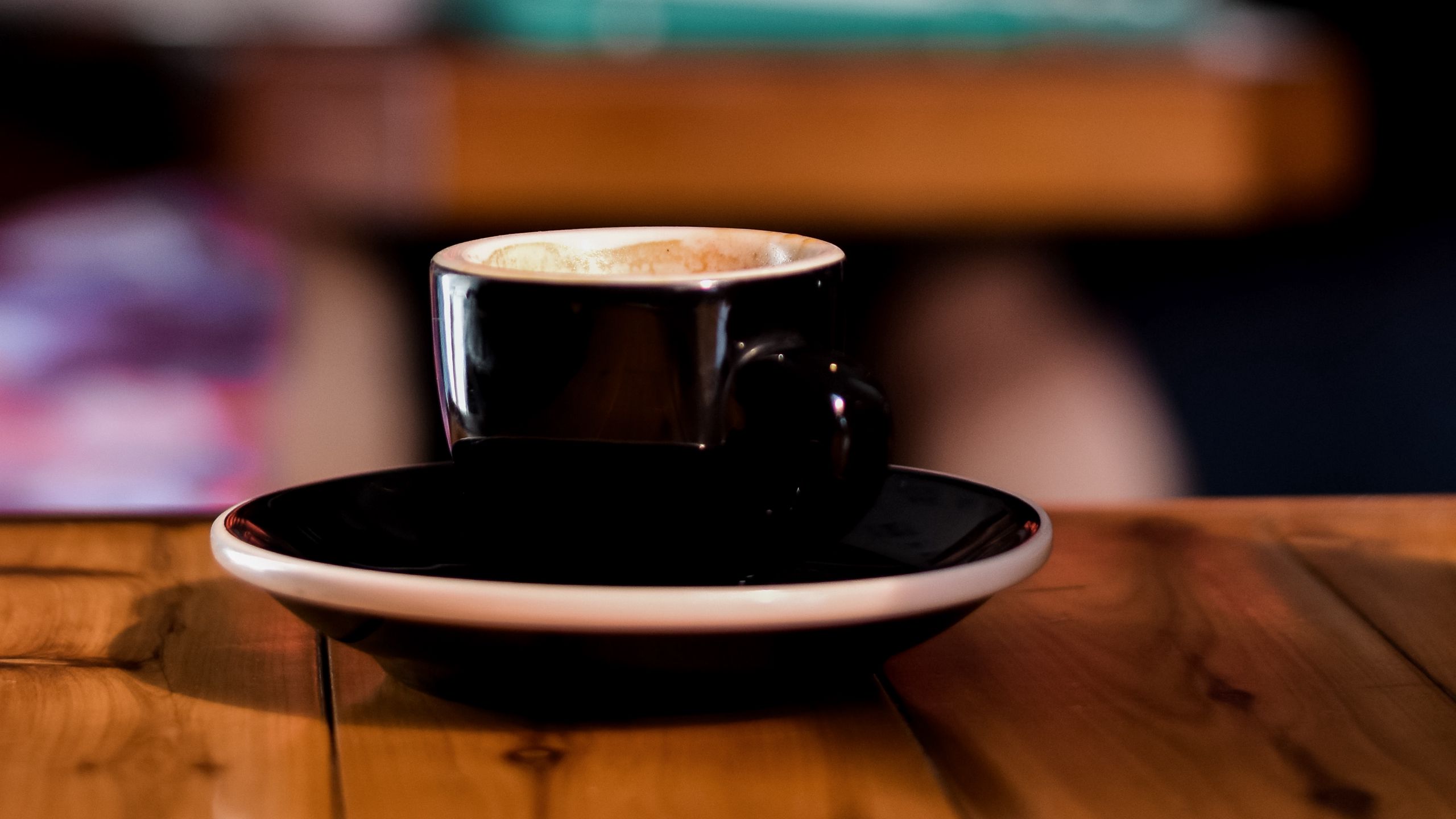 На столе стоят 20 кружек с кофе. Чашка кофе на столе. Чашка "на стол". Кружка кофе на столе. Чашка черного кофе.