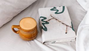 Превью обои чашка, кофе, напиток, очки, книга, белый