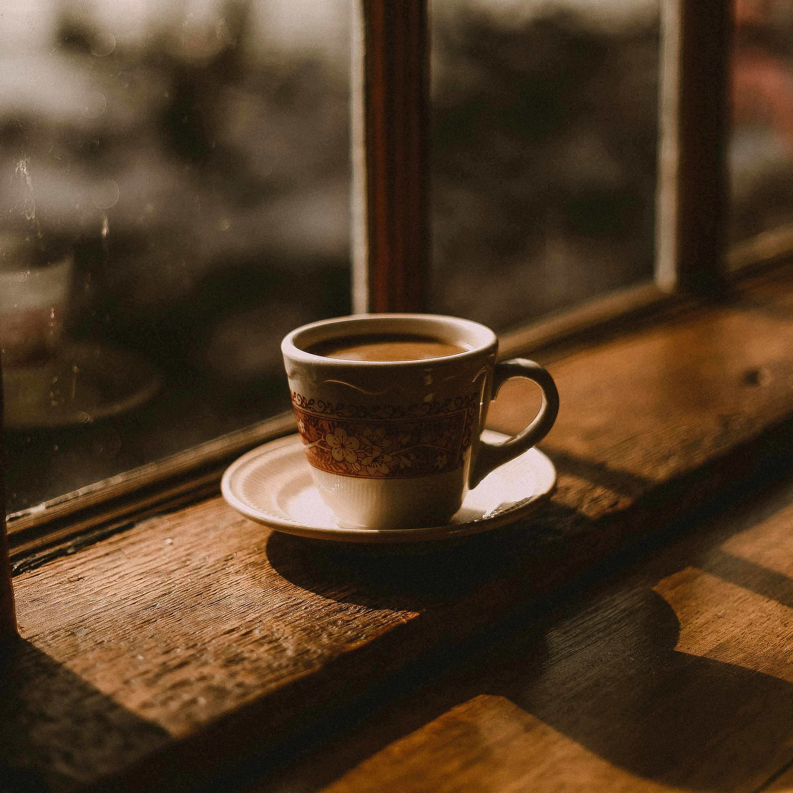 Кружка кофе у окна