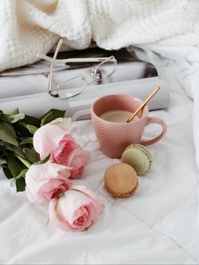 Превью обои чашка, кофе, печенье, цветы, розы, розовый