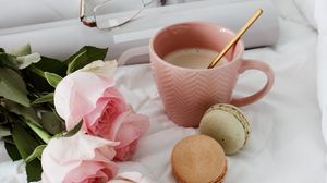 Превью обои чашка, кофе, печенье, цветы, розы, розовый