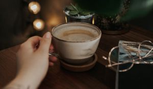 Превью обои чашка, кофе, пенка, напиток, рука