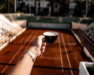 Превью обои чашка, кофе, рука, теннисный корт