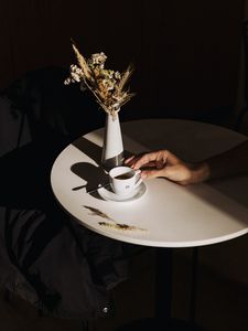 Превью обои чашка, кофе, рука, букет, комната