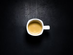 Превью обои чашка, кофе, стол, вид сверху, пенка, черный, белый, тень, минимализм