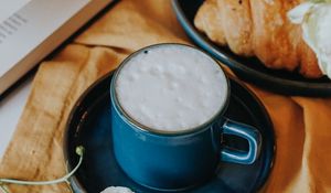Превью обои чашка, напиток, выпечка, цветы, книга
