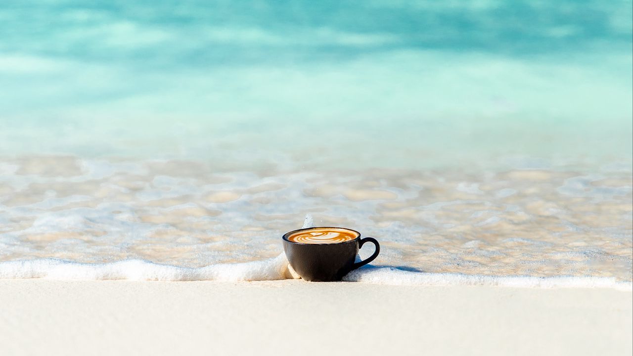 Обои чашка, океан, песок, берег, минимализм