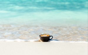 Превью обои чашка, океан, песок, берег, минимализм