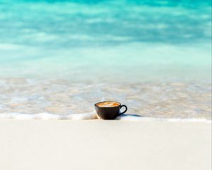 Превью обои чашка, океан, песок, берег, минимализм