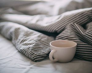 Превью обои чашка, постель, белый, утро