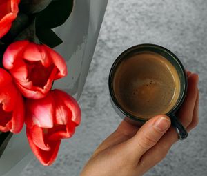 Превью обои чашка, рука, тюльпаны, цветы, кофе