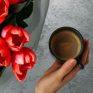 Превью обои чашка, рука, тюльпаны, цветы, кофе