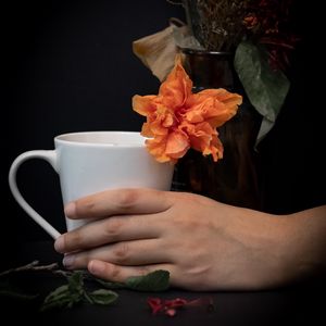 Превью обои чашка, рука, цветы, темный