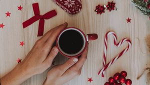 Превью обои чашка, руки, украшения, новый год, рождество