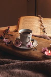 Превью обои чашка, цветы, книга, какао, напиток