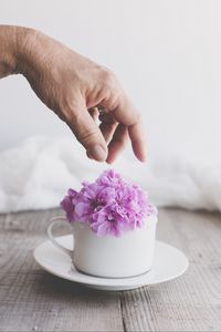 Превью обои чашка, цветы, рука, эстетика