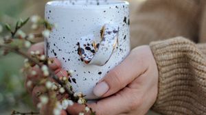 Превью обои чашка, цветы, руки, весна