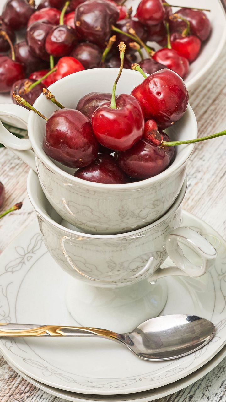 Cherry cup. Вишня в чашке. Черешня в кружке. Блюда из вишни. Вишневая чашка.