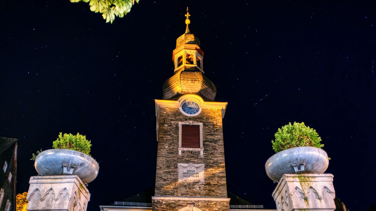 Обои часовня, башня, церковь, ночь, звездное небо, вид снизу
