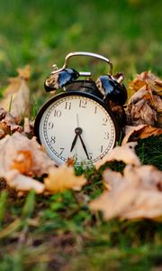Превью обои часы, будильник, время, опавшие листья, осень