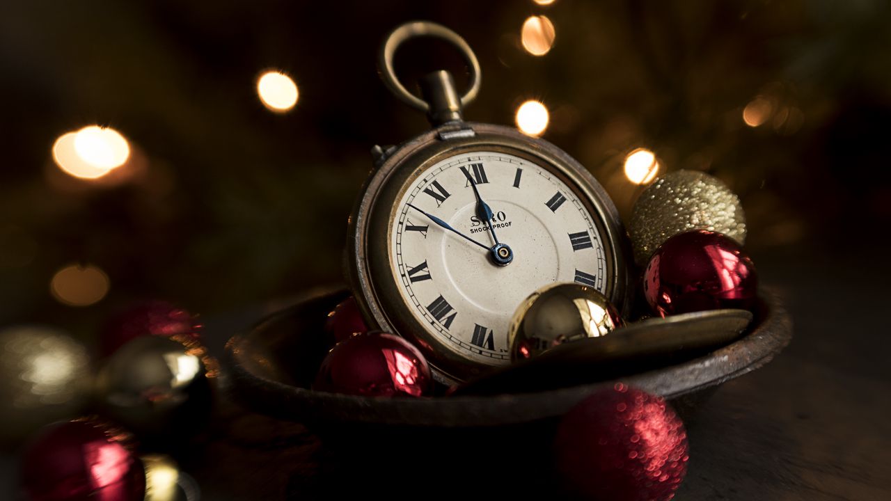 Обои часы, шары, украшения, винтаж, новый год, рождество