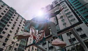 Превью обои человек, баскетбольное кольцо, солнечный свет, здания, блики