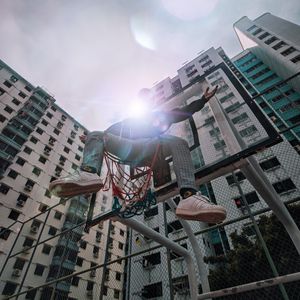 Превью обои человек, баскетбольное кольцо, солнечный свет, здания, блики