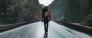 Превью обои человек, дорога, одиночество, турист, путешествие, природа