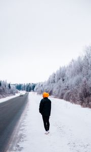 Превью обои человек, дорога, снег, зима