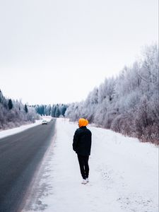 Превью обои человек, дорога, снег, зима
