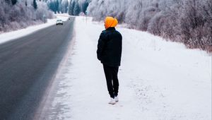 Превью обои человек, дорога, снег, зима