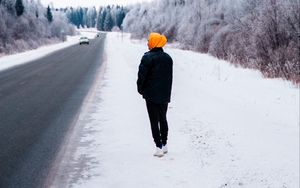 Превью обои человек, дорога, снег, зима