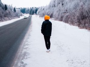 Превью обои человек, дорога, снег, зима