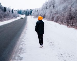 Превью обои человек, дорога, снег, зима