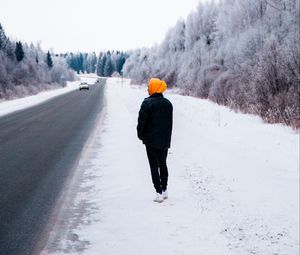 Превью обои человек, дорога, снег, зима