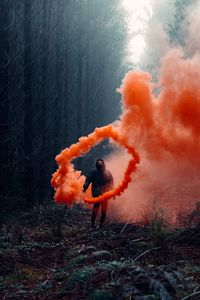 Превью обои человек, дым, облако, дымовая шашка, лес