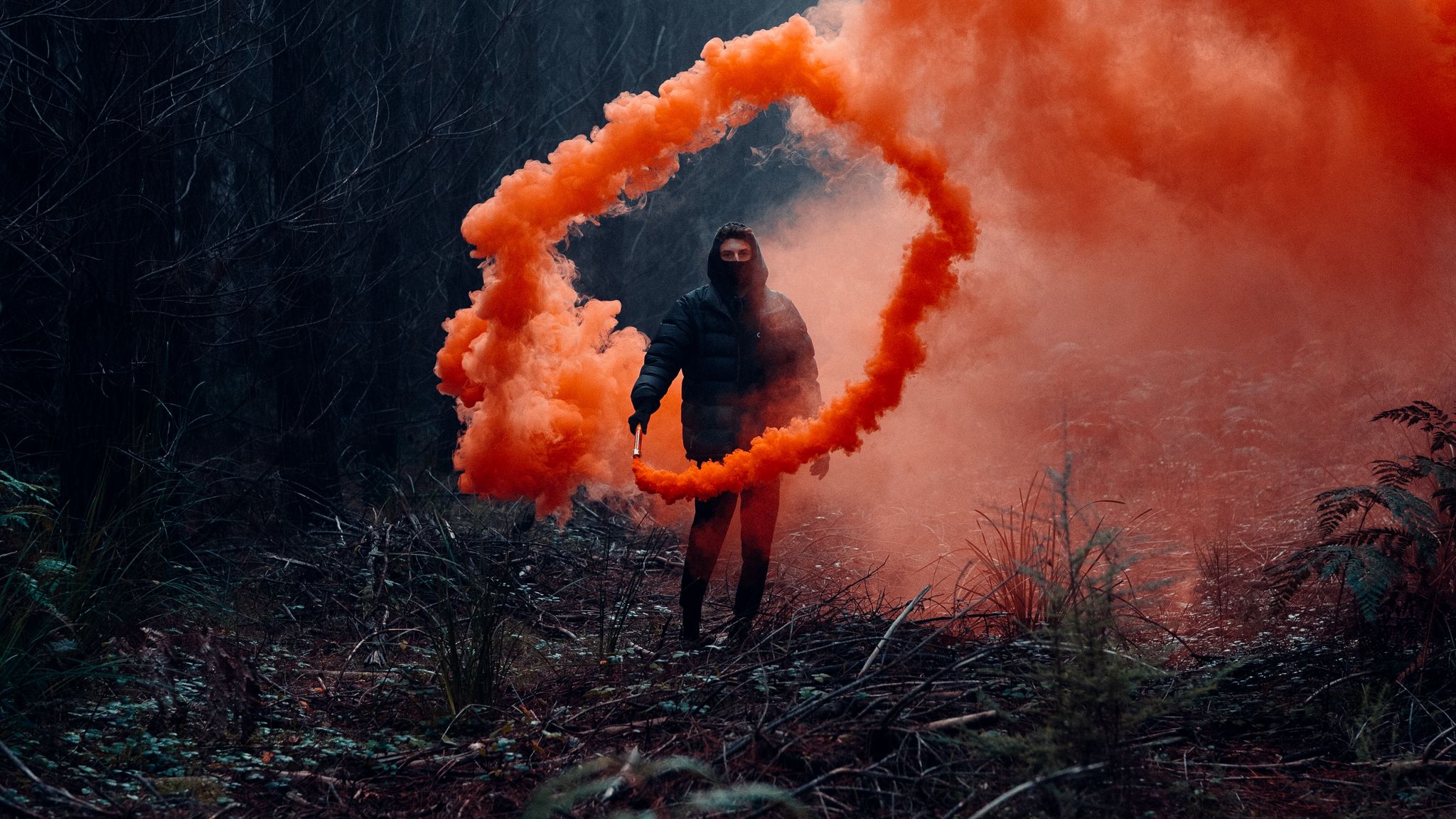 Я пущу дым в облака. Фотосессия с дымовой шашкой. Человек с дымовой шашкой. Человек в дыму. Цветной дым.