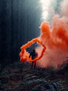 Превью обои человек, дым, облако, дымовая шашка, лес