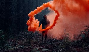 Превью обои человек, дым, облако, дымовая шашка, лес