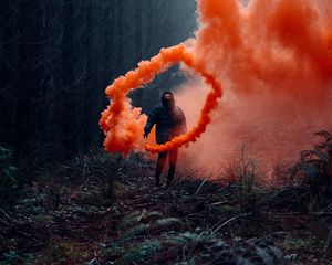 Превью обои человек, дым, облако, дымовая шашка, лес