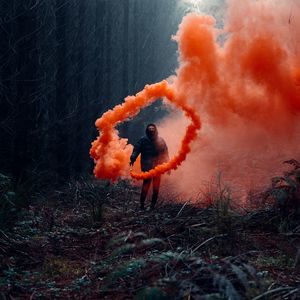 Превью обои человек, дым, облако, дымовая шашка, лес