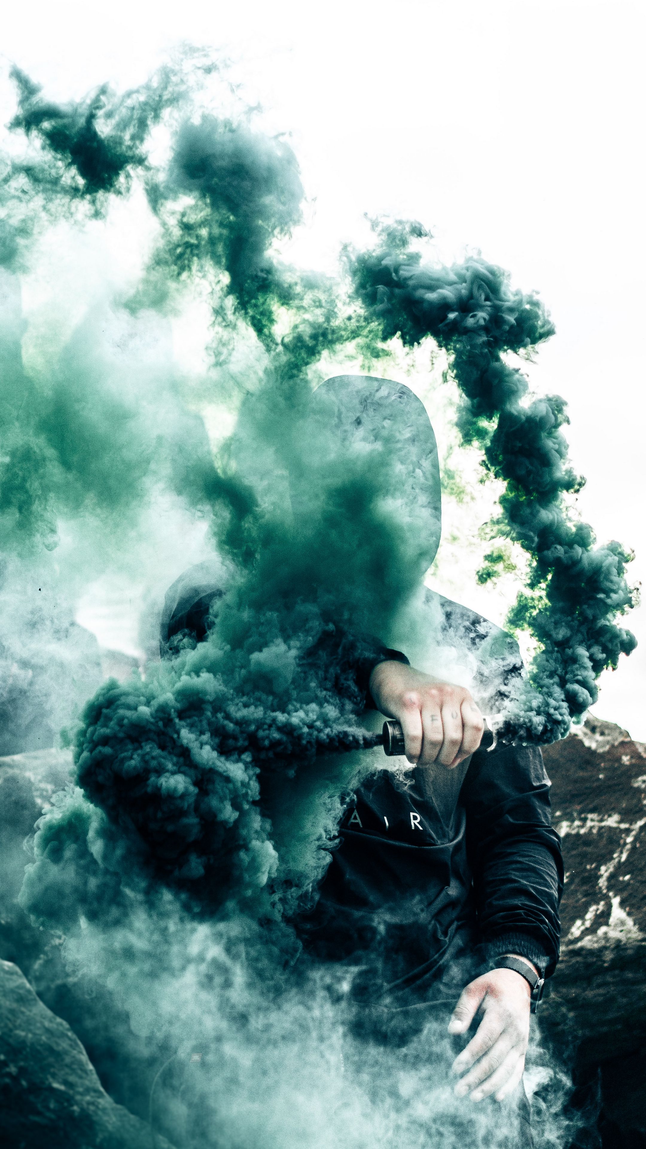 Фото на заставку пацанам. Человек в дыму. Дым. Человек в капюшоне в дыму. Парень в дыму.
