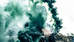 Превью обои человек, дым, зеленый, капюшон