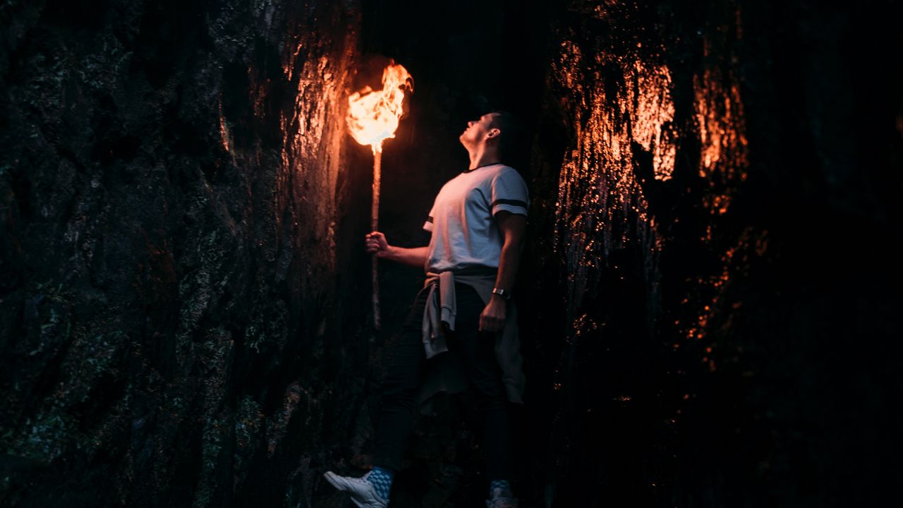 Обои человек, факел, пещера, темный